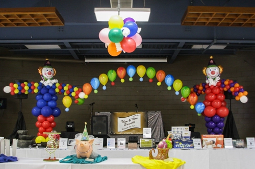 clown sculptures and single balloon arch