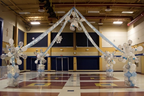 winter theme school dance canopy in white and blue balloons