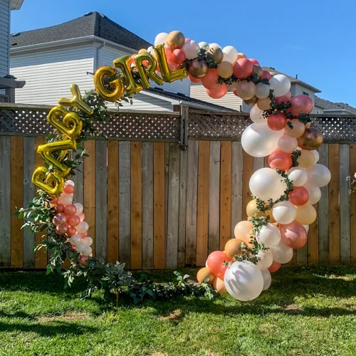 baby announcement with circular balloon arch